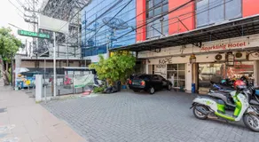 RedDoorz at Sparkling Hotel near Stasiun Gubeng Surabaya - Image 5