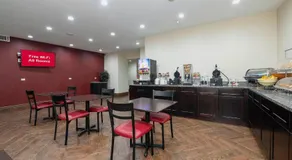 Econo Lodge Inn & Suites - Image 5