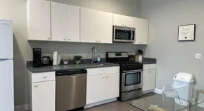 Bright & Airy 1 BDRM Private Apt - Image 4