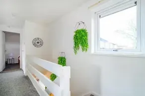 Bright Double Room LS16 Near Airport WiFi - Image 4