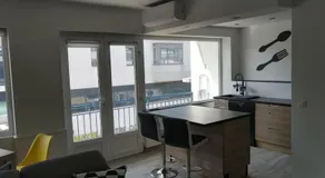 Grand T2 tout équipé centre, spacieux et lumineux, 1 chambre, 1 à 4 pers, possible 5 pers avec lit d'appoint et draps supplément de 20 euros, clim, wifi, balcons, parking gratuit sur place, option parking privé disponible en été 5 euros par jour - Image 4