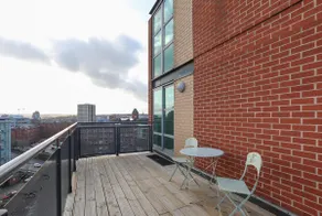 2 Bedroom Duplex Apt. close to Millennium Square - Image 4
