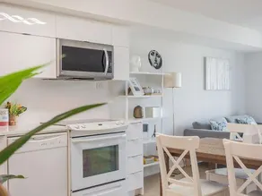 Breathtaking Toronto Waterfront 1+1 2BR | CN Tower, Lake & City Sunset Perfection - Image 4