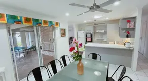 Cheerful 5 Bedroom Holiday Destination - Image 4