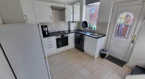 2 Bedroom House Perfect for Family Work Stays Easy Access to Manchester Oldham - Image 4