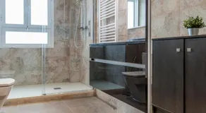 Apartamento Plaza de Castilla II - Urbano con Estilo y Funcional - Image 3