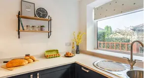 HG1- 4 bed house - Image 5