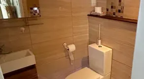 Private room with en-suite and private entrance - Image 3