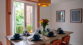 Spacious Home, Walk to City Centre & Free Parking - Image 5