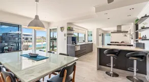Bemærkelsesværdige Six Bedroom Waterfront Home! - Image 3
