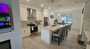 3 Bedroom Modern Luxury House - Family Friendly, 3 Queen Beds, Free Wi-Fi, and Free Parking - Image 4