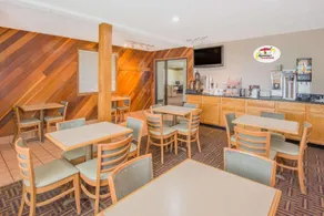 Super 8 by Wyndham Knoxville - Image 3