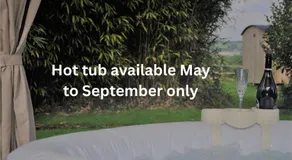 Shepherds hut with hot tub - Image 3