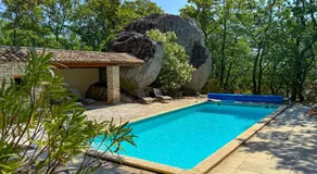 Mas à Gordes avec piscine et vue incroyable à 800 m du village - Image 3