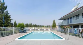 Shasta Vista Inn & Suites - Image 4