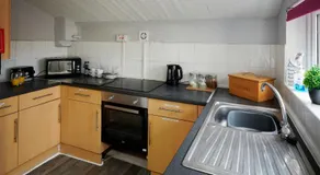 Maintenance, Transport, Medical Teams Bargain, 3 Bed Detached House, Mold, Sleeps 1 to 5 - Image 5