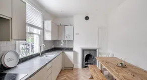 Central 2-Bed Apartment Stunning Views - Image 3