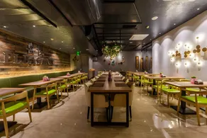 Pa Zhou Plaza Hotel - Image 4