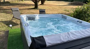 Une parenthèse romantique à deux avec Spa Privatif Illimité & Climatisation - Suite Mélusine - Les Fées des Chênes - Image 5