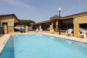 Americas Best Value Inn Alachua - Image 2