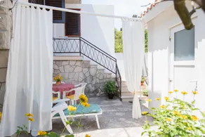 Appartamento con barbecue e giardino | Vista sul giardino - Image 2