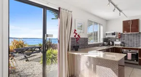 Beachfront Apartment Blackmans Bay - Image 2