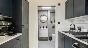 Modern Studio with parking in shared garden - Image 3