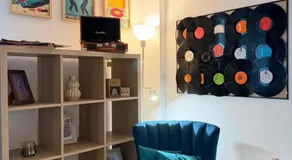 Old Town Vinyl Retreat near the Cathedral with retro vibes - Image 5