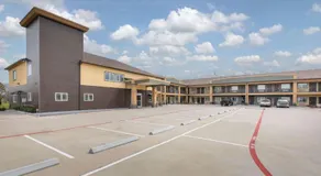 Days Inn & Suites by Wyndham La Porte - Image 3