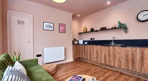 Settle in Winchester - Stylish Self Check-In Rooms - Image 3