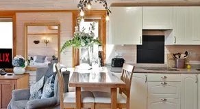 The Lodge - Luxury Lodge with Super King Size Bed, Kitchen & Shower Room - Image 2