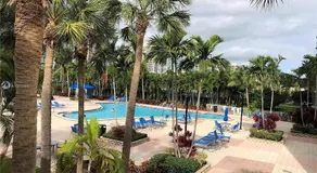 Enjoy an endless summer - Parking included! - Image 4