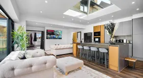 Superb Luxury 3 Bedroom House - Garden - Parking - Outdoor Playground 17P - Image 3