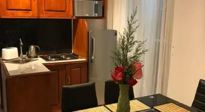 Regal Rose Luxury Holiday Apartments - Image 4