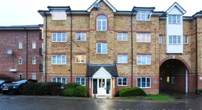 Business Stay 2-Bed with Private Parking - Image 4