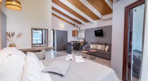 Trizonia Bay Hotel - Image 2