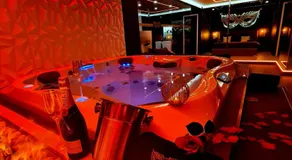 LES SECRETS ROOMS, LOVE ROOM DE LUXE AVEC JACUZZI - Image 5