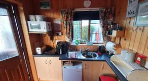 Cosy Countryside Log Cabin - Image 3