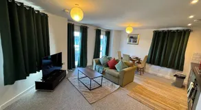 5 Town centre, entire flat, free parking king bed - Image 2