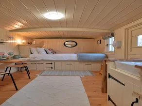 Shepherds Hut near Cotswolds  Sky Dive Fun - Image 2