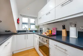 2 Bed Apartment - Cardiff City Centre - Free Parking - Image 4