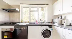 A Home from Home -2 Bed Flat & Free Driveway Parking - Image 3