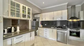 Bright 3-bedroom apartment - Central Armidale - Image 2