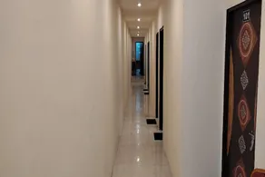 OYO Platinum Hotel - Image 2