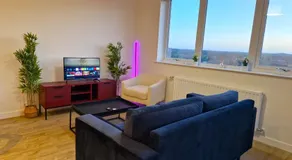 Gorgeous Riverside Flat with Free Parking & Wi-Fi - Image 3
