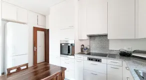 Miravalle Lakeview by Quokka 360 - Bright Apartment with Large Windows and Stunning Lake Views - Image 3