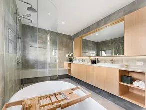 Luxury 5-floor Unit with Ocean Views near Beach - Image 2