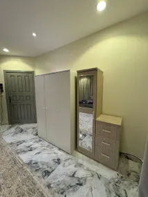 شقة هاديه غرفة وصالة بدخول ذكي في موقع حيوي - Image 3