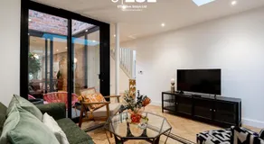 Contemporary Townhouse - Free Parking - Central Shrewsbury - Image 2