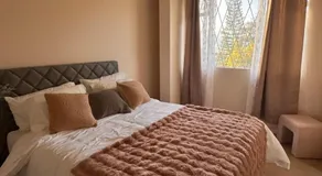 Apartment with gardens near the airport - Image 2